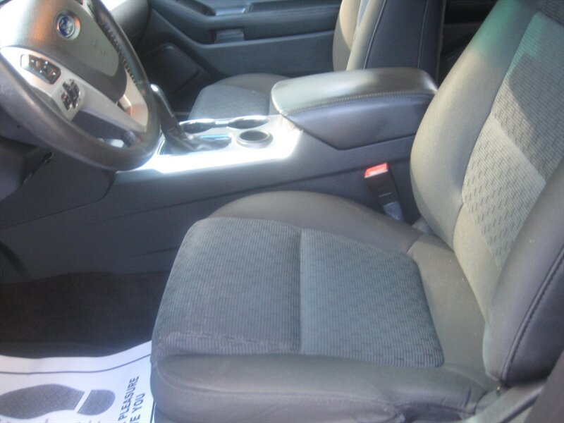 Used 2015 Ford Explorer XLT FWD image 9