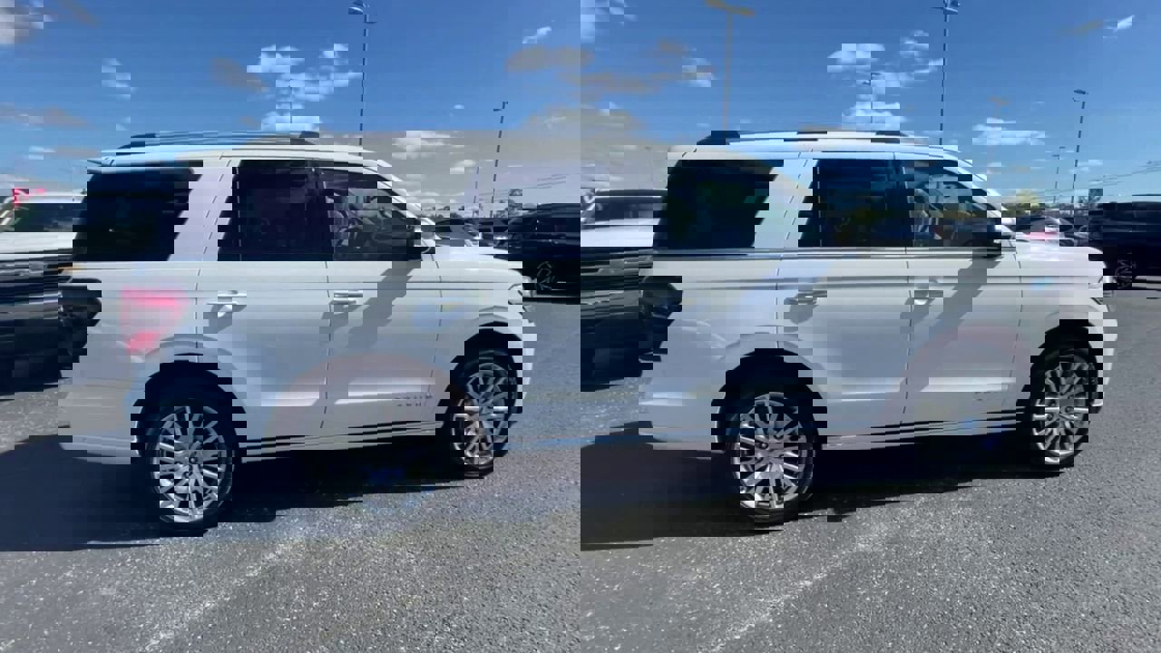 Used 2024 Ford Expedition Platinum image 2