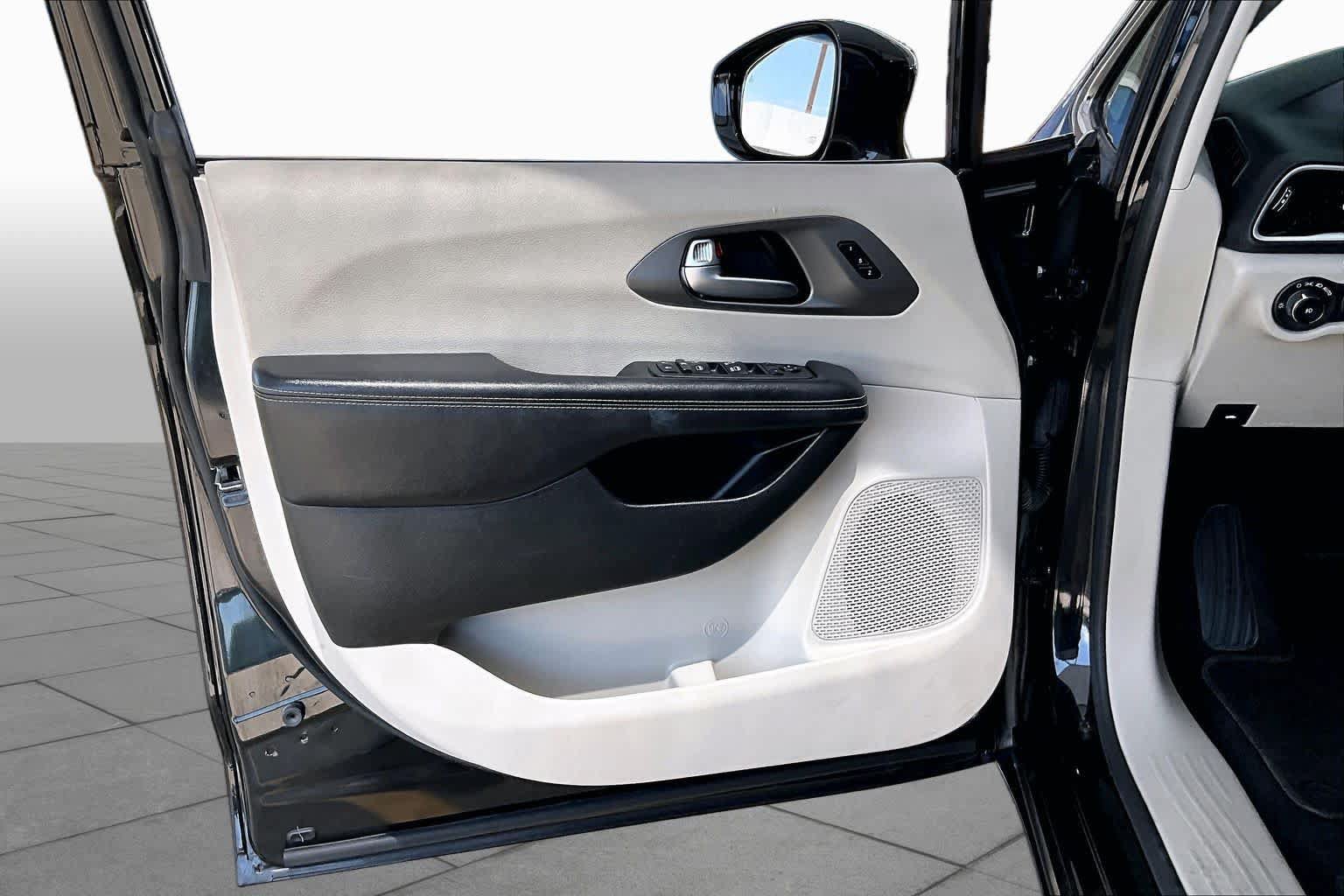Used 2022 Chrysler Pacifica Touring-L FWD image 21