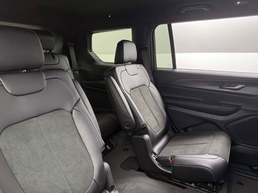 New 2025 Jeep Grand Cherokee L Altitude image 21