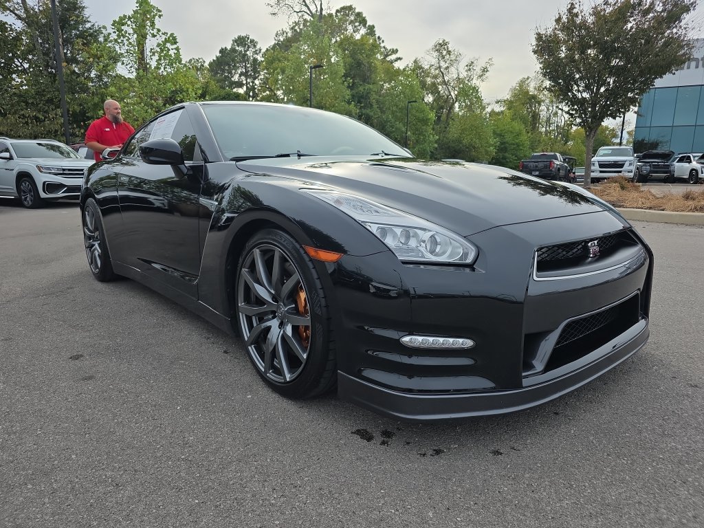 Used 2015 Nissan GT-R Premium AWD/4WD image 2
