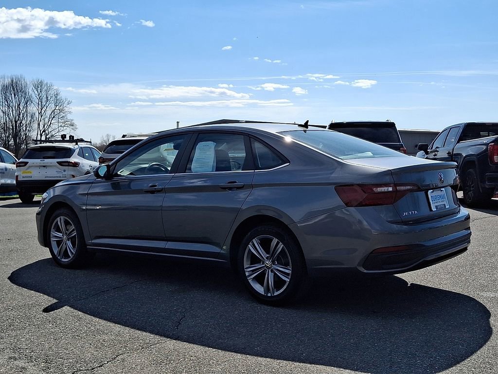 Used 2024 Volkswagen Jetta SE image 4