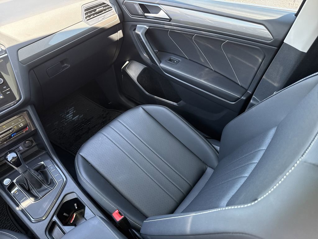 Used 2024 Volkswagen Tiguan SE w/ Panoramic Sunroof Package FWD image 25