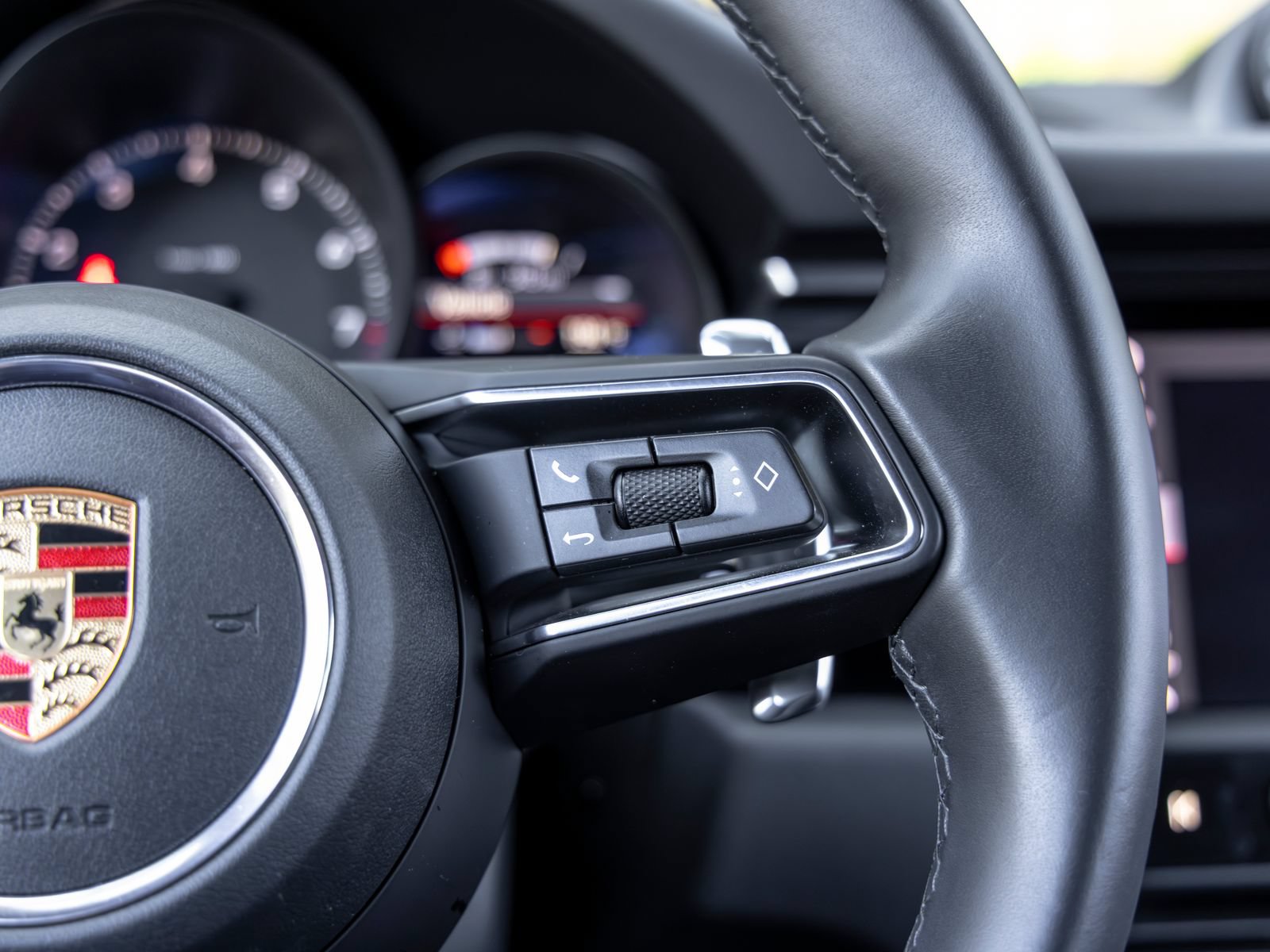 Certified 2026 Porsche Macan AWD/4WD image 31