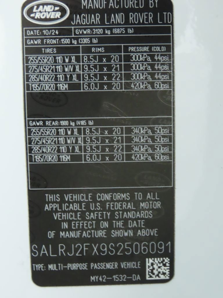 Used 2025 Land Rover Discovery S image 34