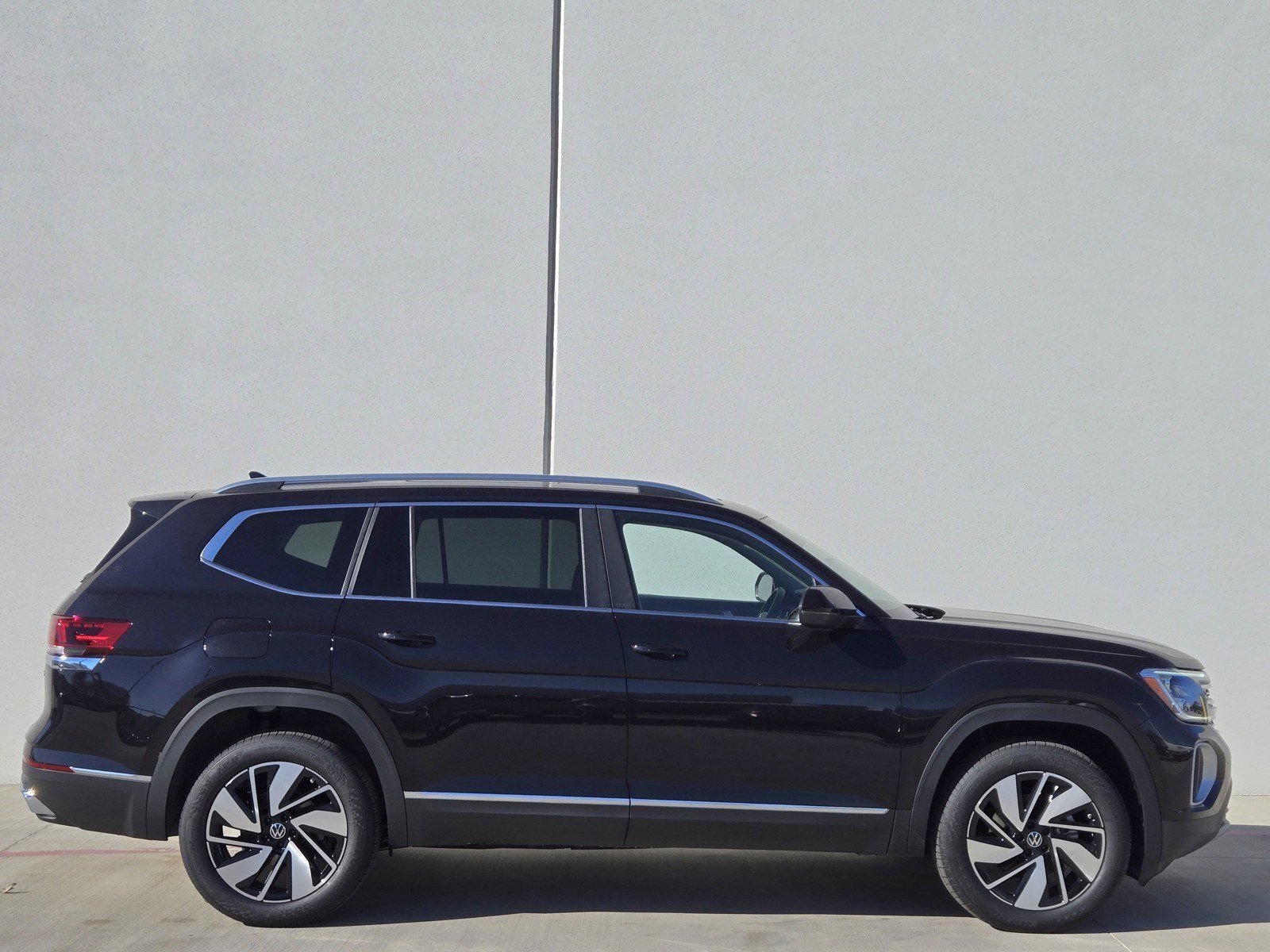 Used 2025 Volkswagen Atlas SEL AWD/4WD image 3