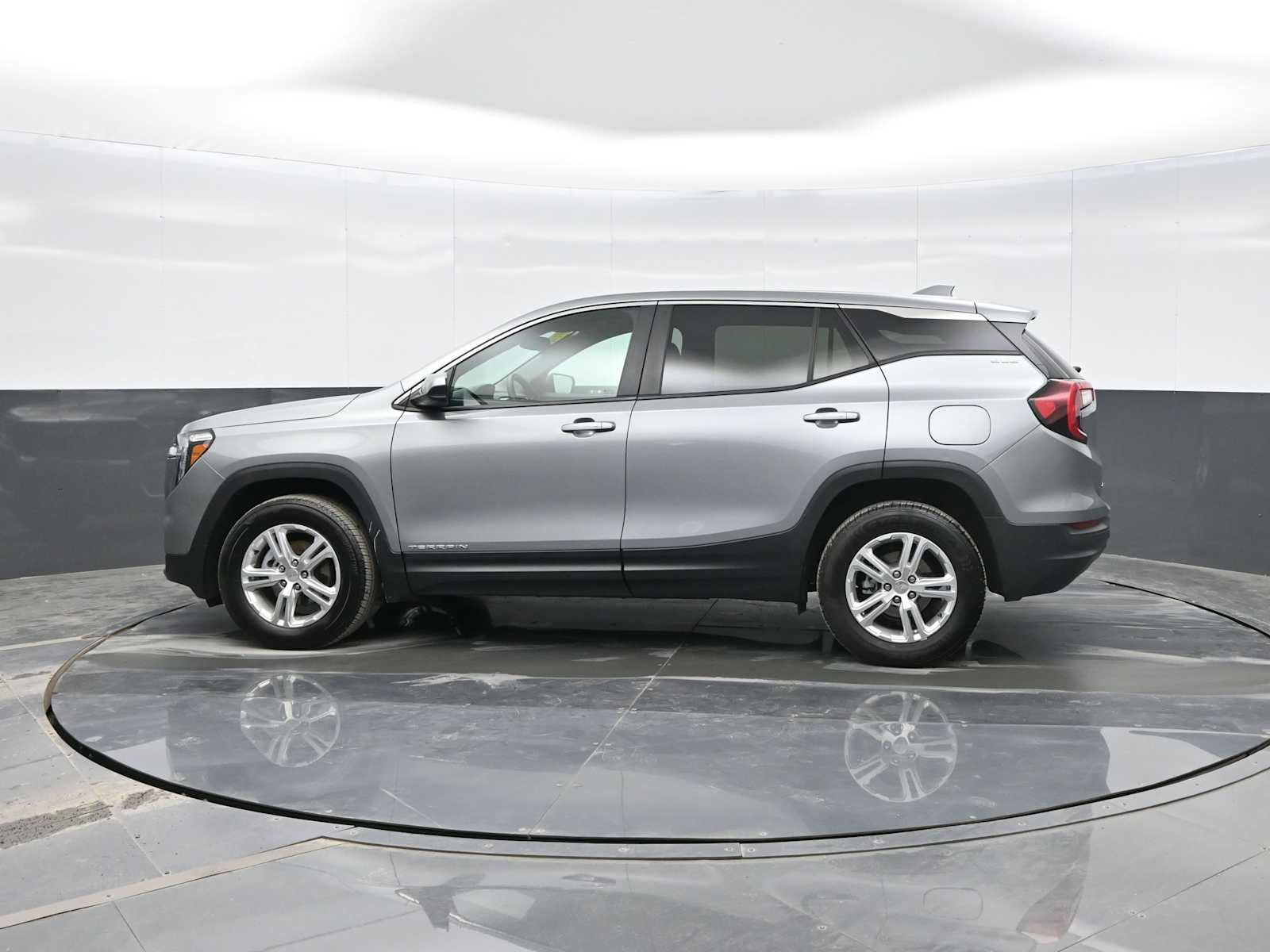 Used 2024 GMC Terrain SLE image 4