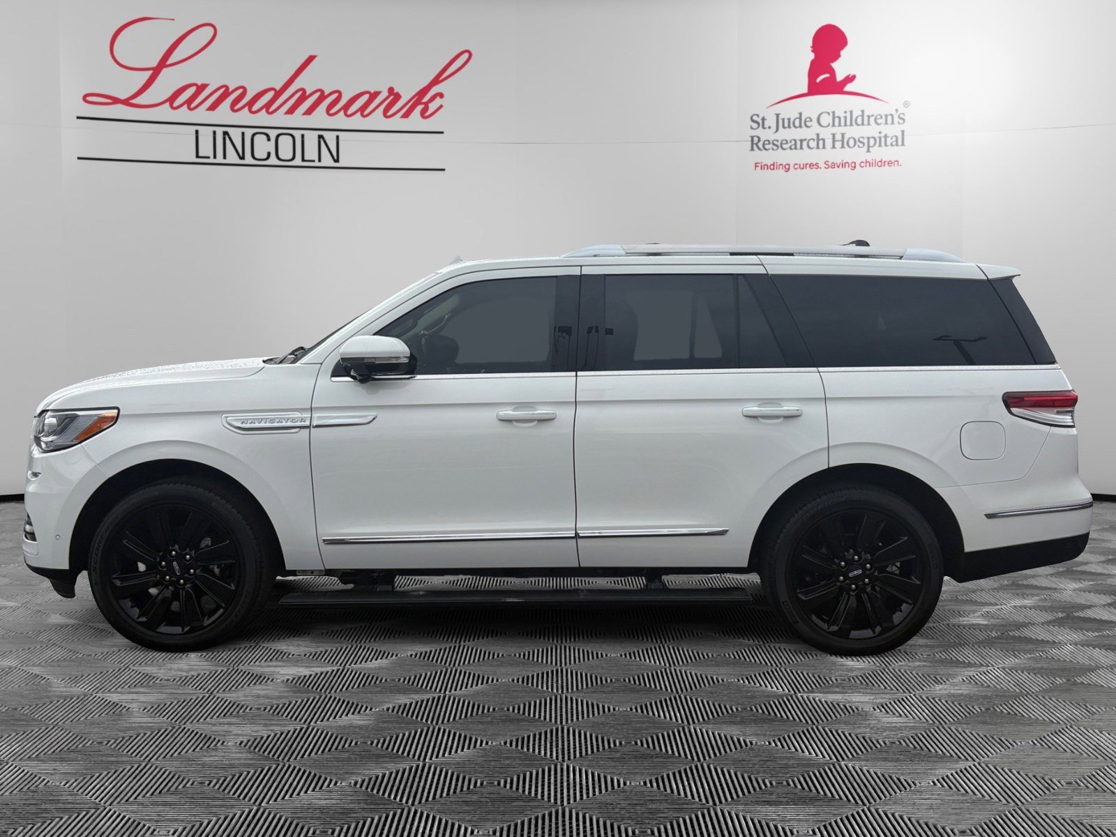 Certified 2023 Lincoln Navigator Reserve AWD/4WD image 2