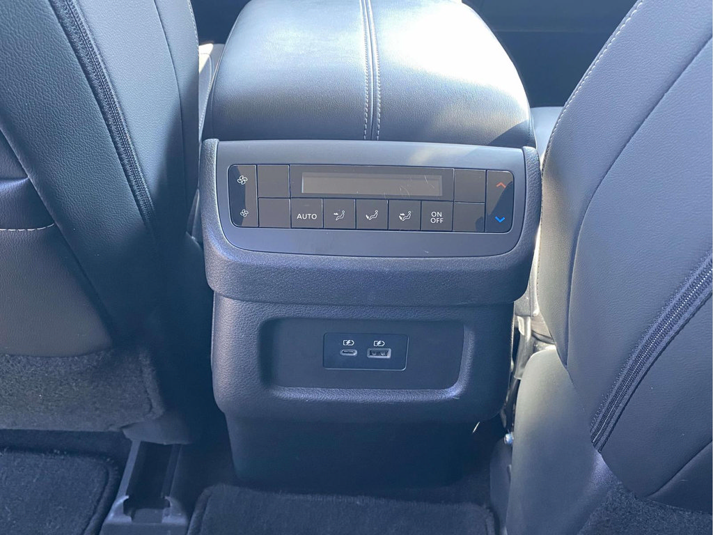 Used 2025 Nissan Pathfinder SL FWD image 11