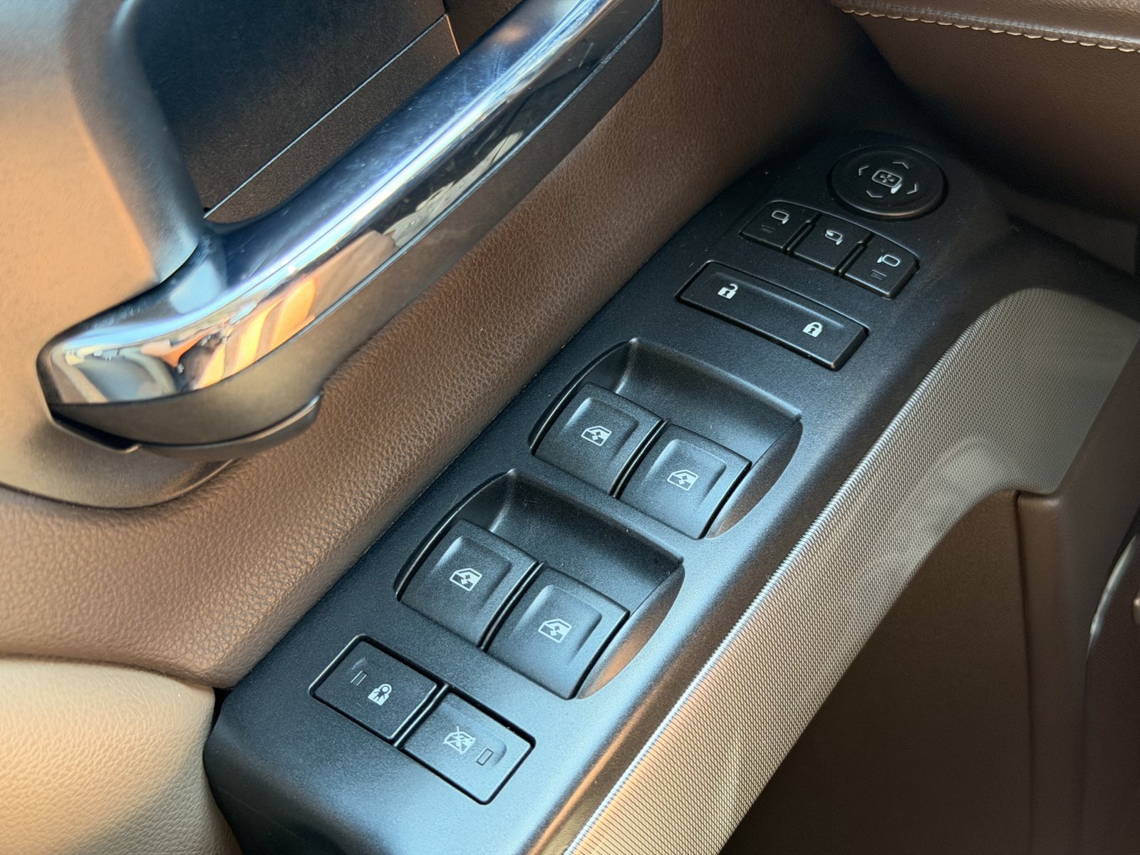 Used 2017 Chevrolet Silverado 1500 LTZ Z71 w/ LTZ Plus Package AWD/4WD image 18