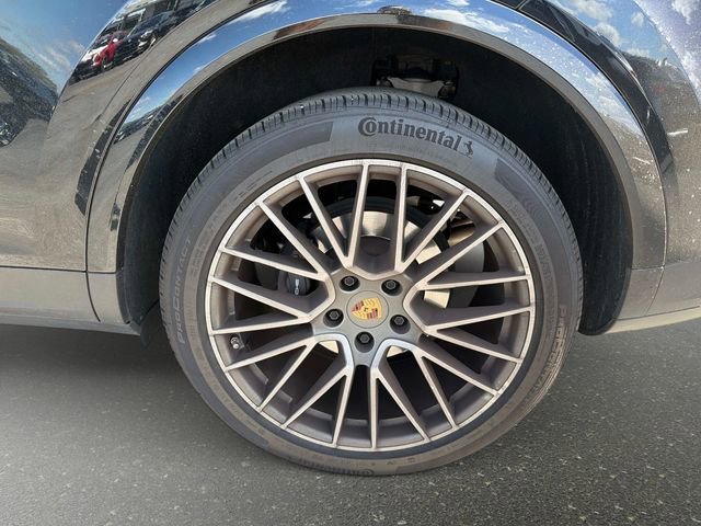Used 2023 Porsche Cayenne Platinum Edition image 10