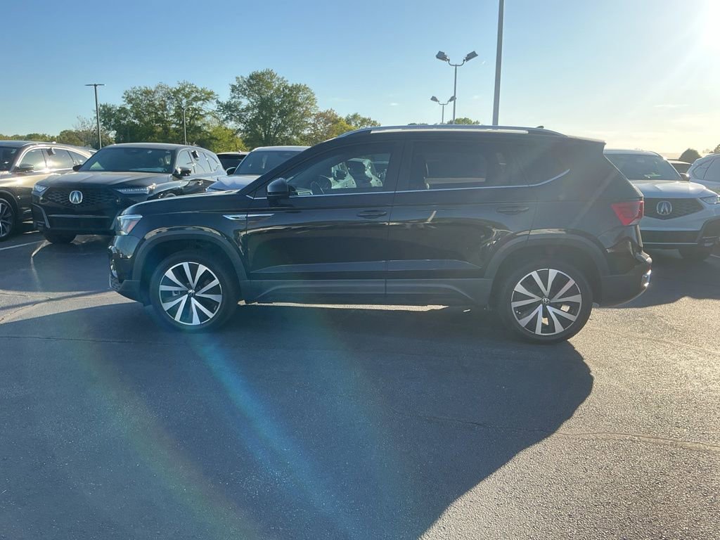 Used 2022 Volkswagen Taos SE FWD image 2