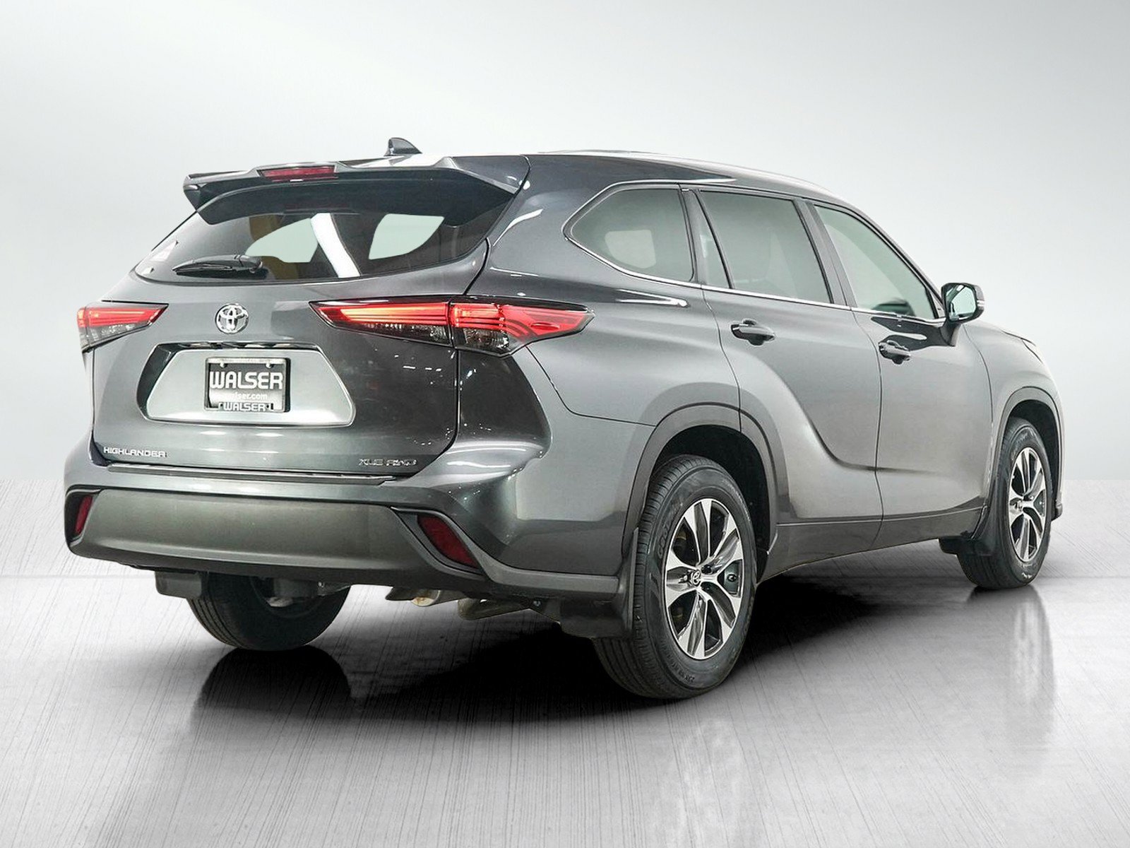 Used 2020 Toyota Highlander XLE AWD/4WD image 5