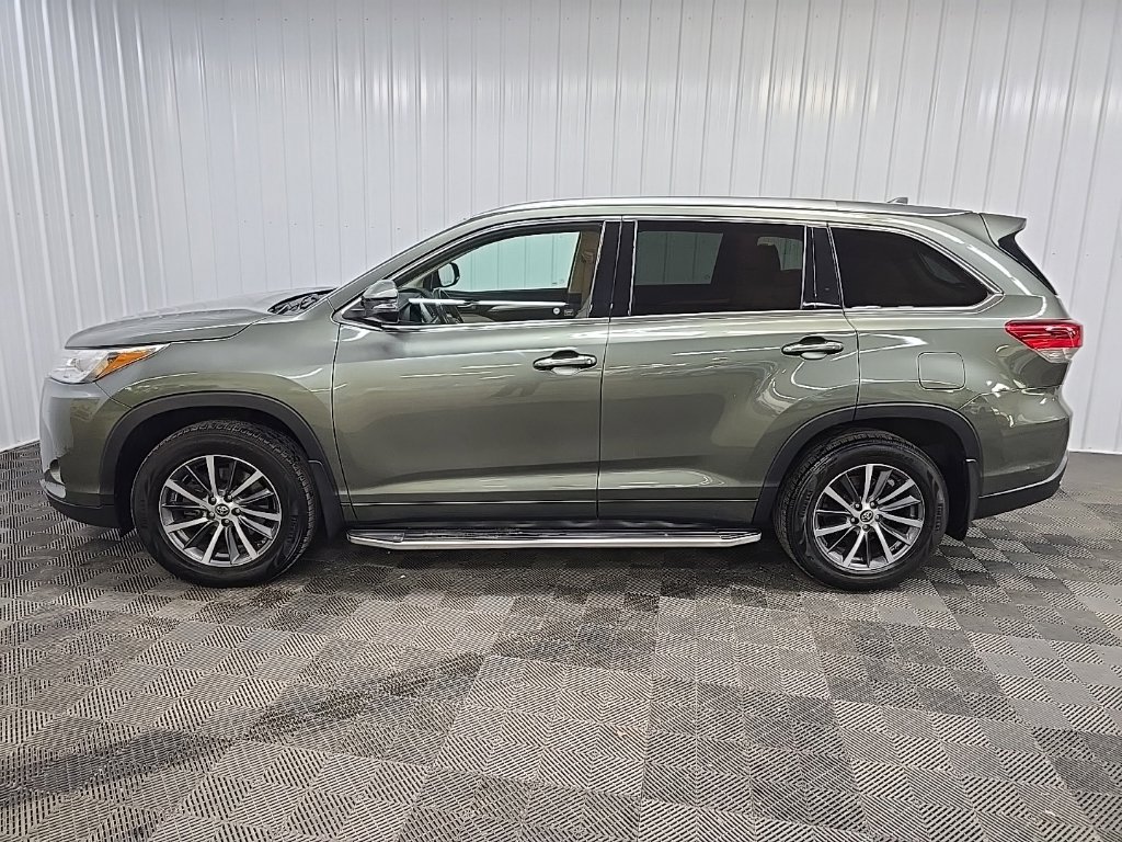 Used 2017 Toyota Highlander XLE AWD/4WD image 5