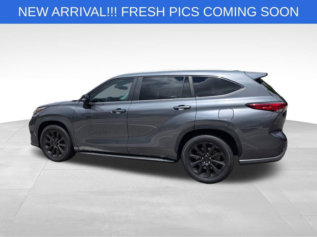Used 2023 Toyota Highlander XLE FWD image 4