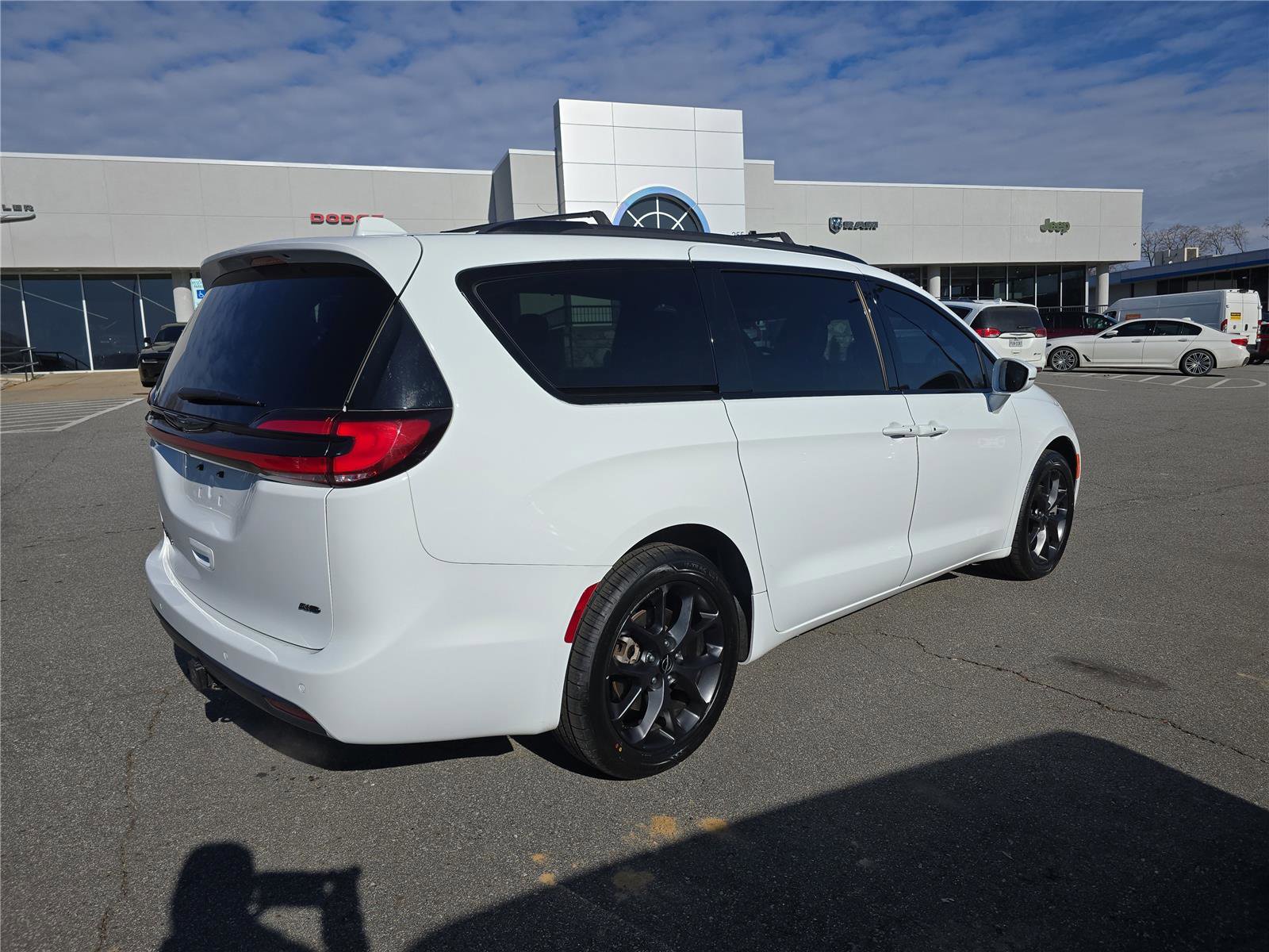 Used 2022 Chrysler Pacifica Touring-L w/ S Appearance Package image 3