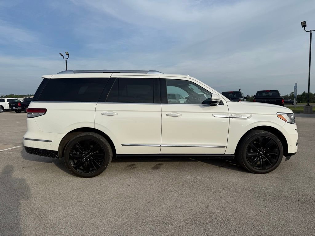 Used 2023 Lincoln Navigator Reserve AWD/4WD image 6