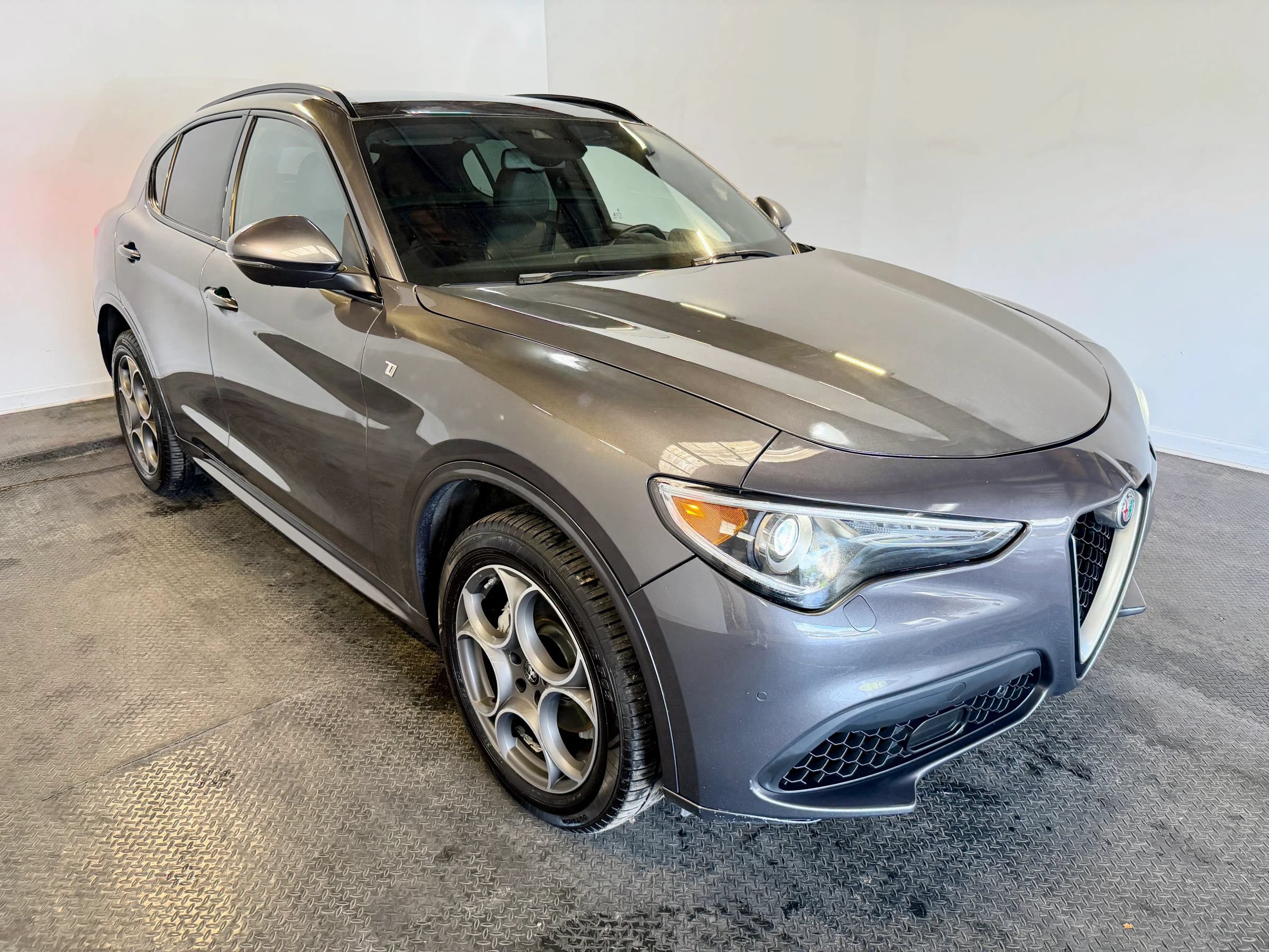 Used 2022 Alfa Romeo Stelvio Ti AWD/4WD image 3