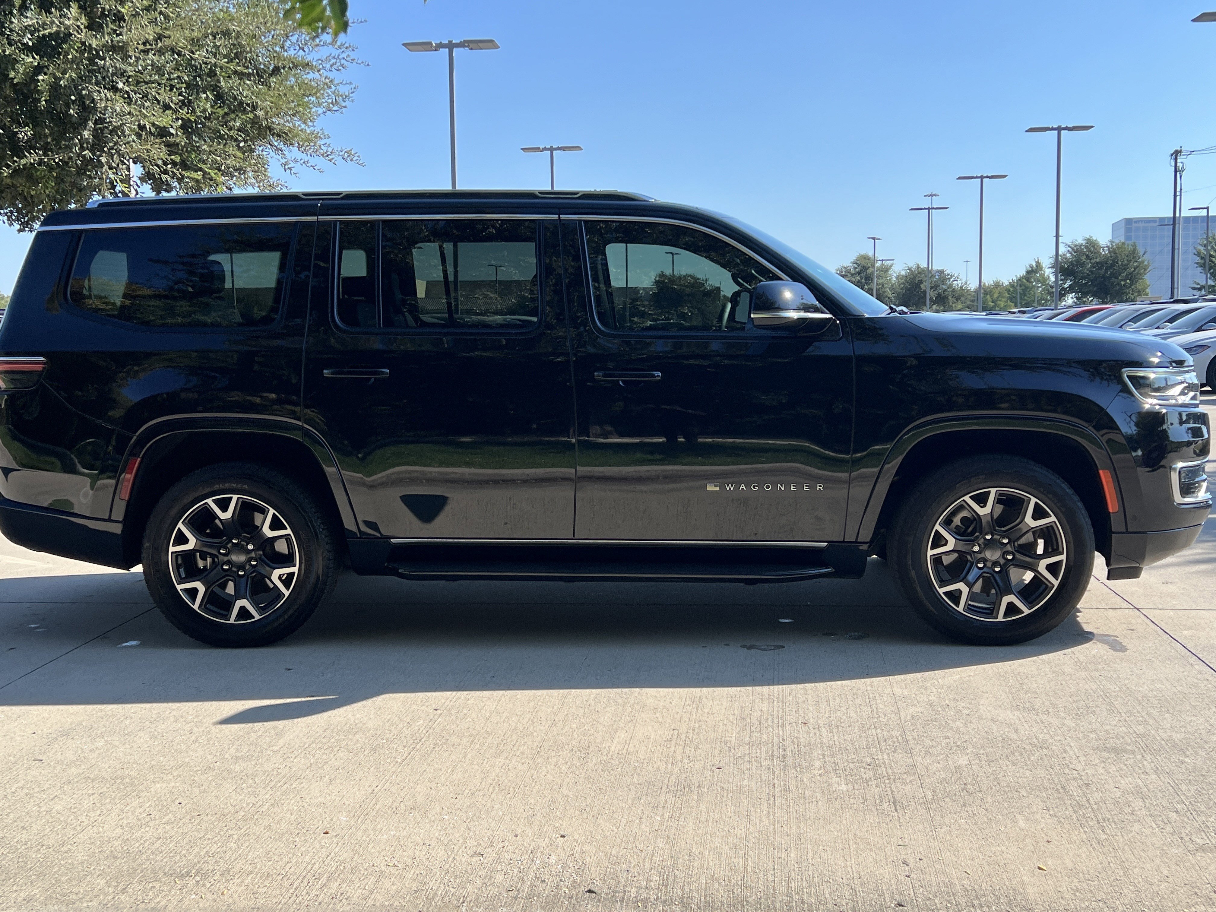 Used 2023 Jeep Wagoneer Series III w/ Preferred Equipment Group image 11