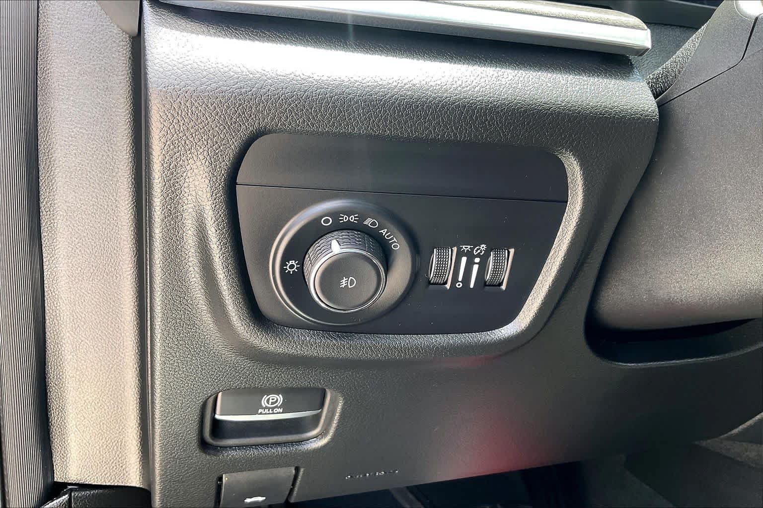 Used 2024 Jeep Grand Cherokee Overland w/ Luxury Tech Group IV AWD/4WD image 14