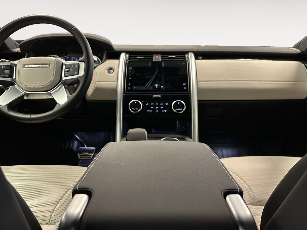 Used 2023 Land Rover Discovery Metropolitan Edition image 11