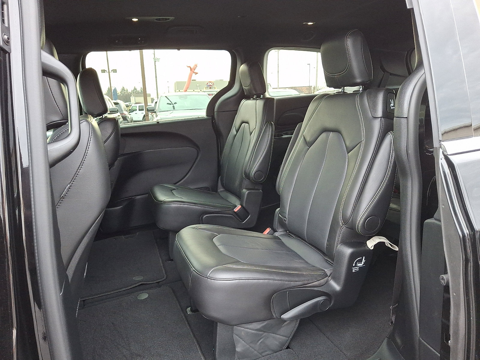 Certified 2025 Chrysler Pacifica Select image 12