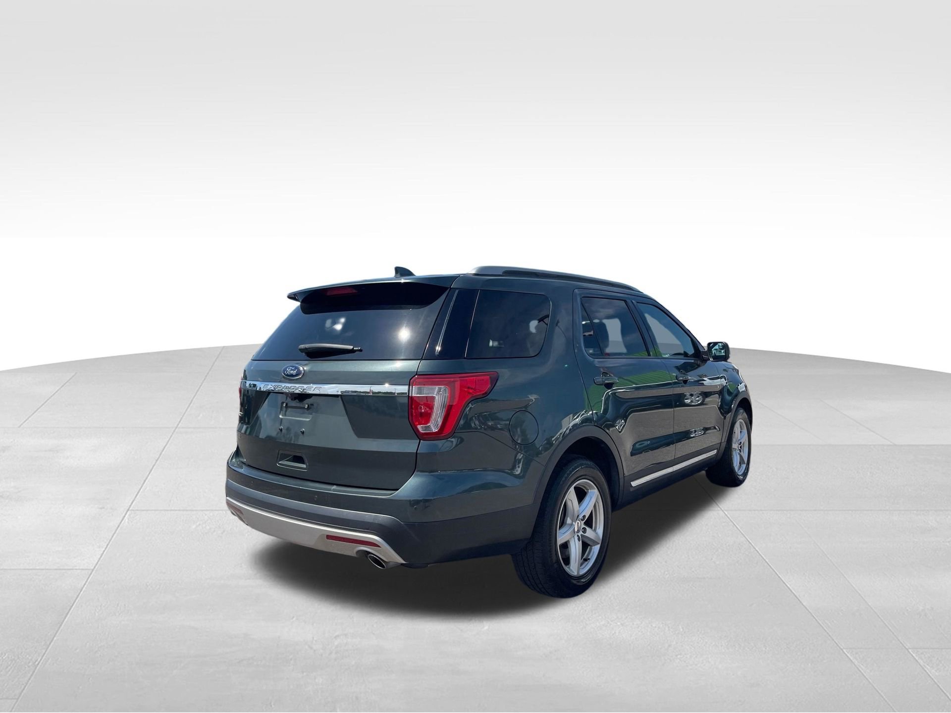 Used 2016 Ford Explorer XLT w/ Equipment Group 202A FWD image 5