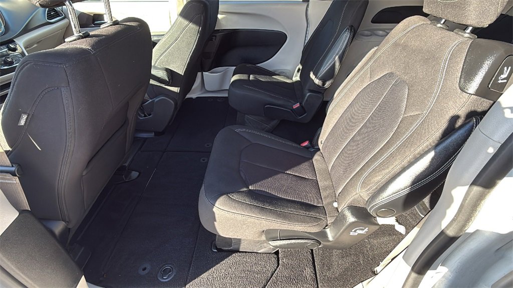 Used 2022 Chrysler Voyager LX image 13