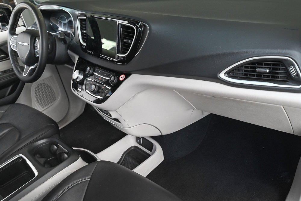 Used 2024 Chrysler Pacifica Touring-L FWD image 13