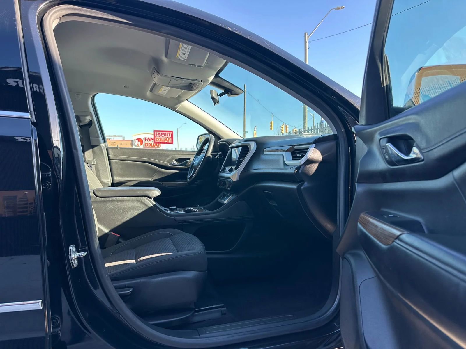 Used 2020 GMC Acadia SLE w/ Driver Convenience Package image 8