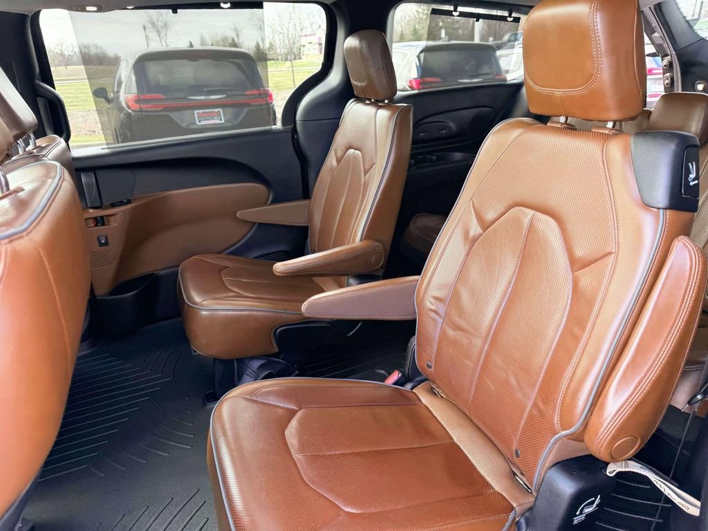 Used 2017 Chrysler Pacifica Limited image 11