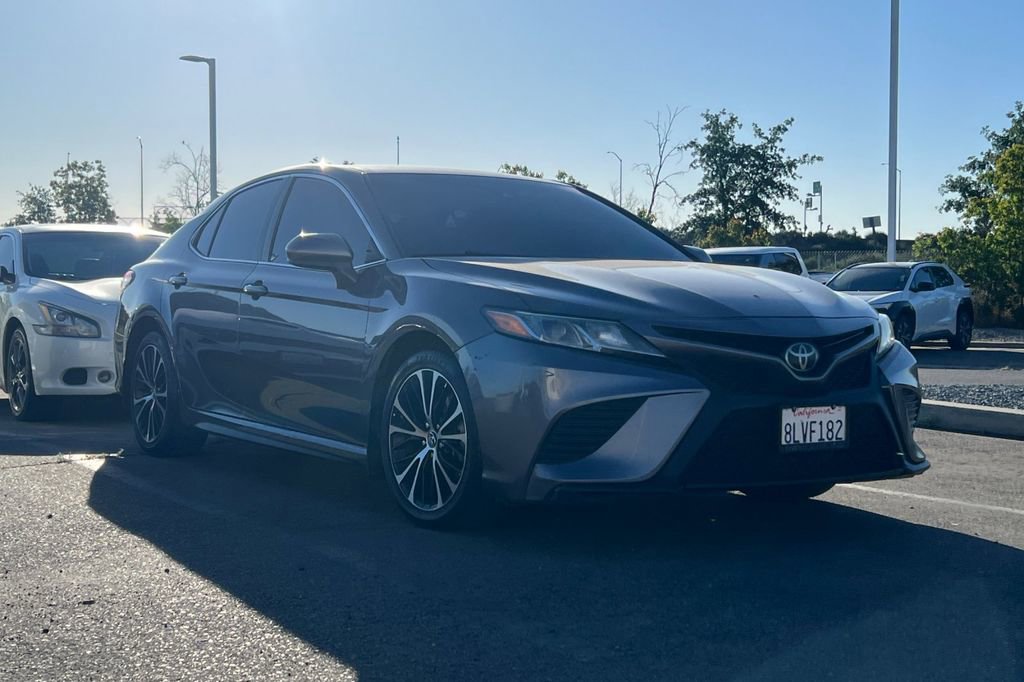 Used 2019 Toyota Camry SE image 2