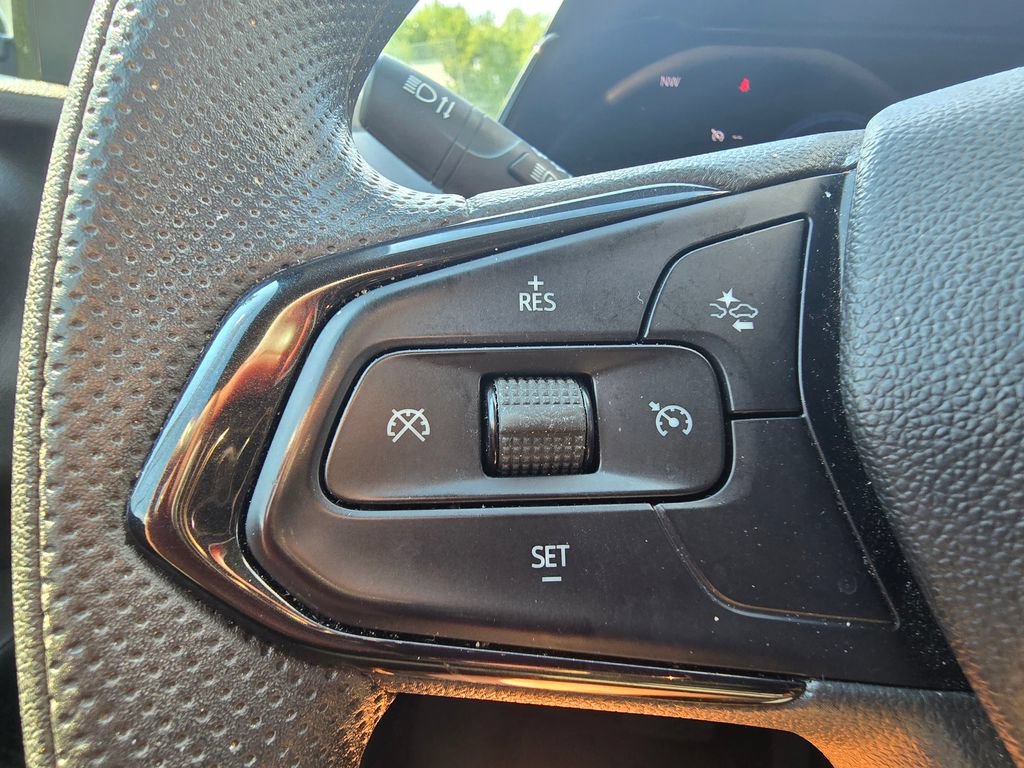 Used 2025 Chevrolet Trax LT FWD image 23