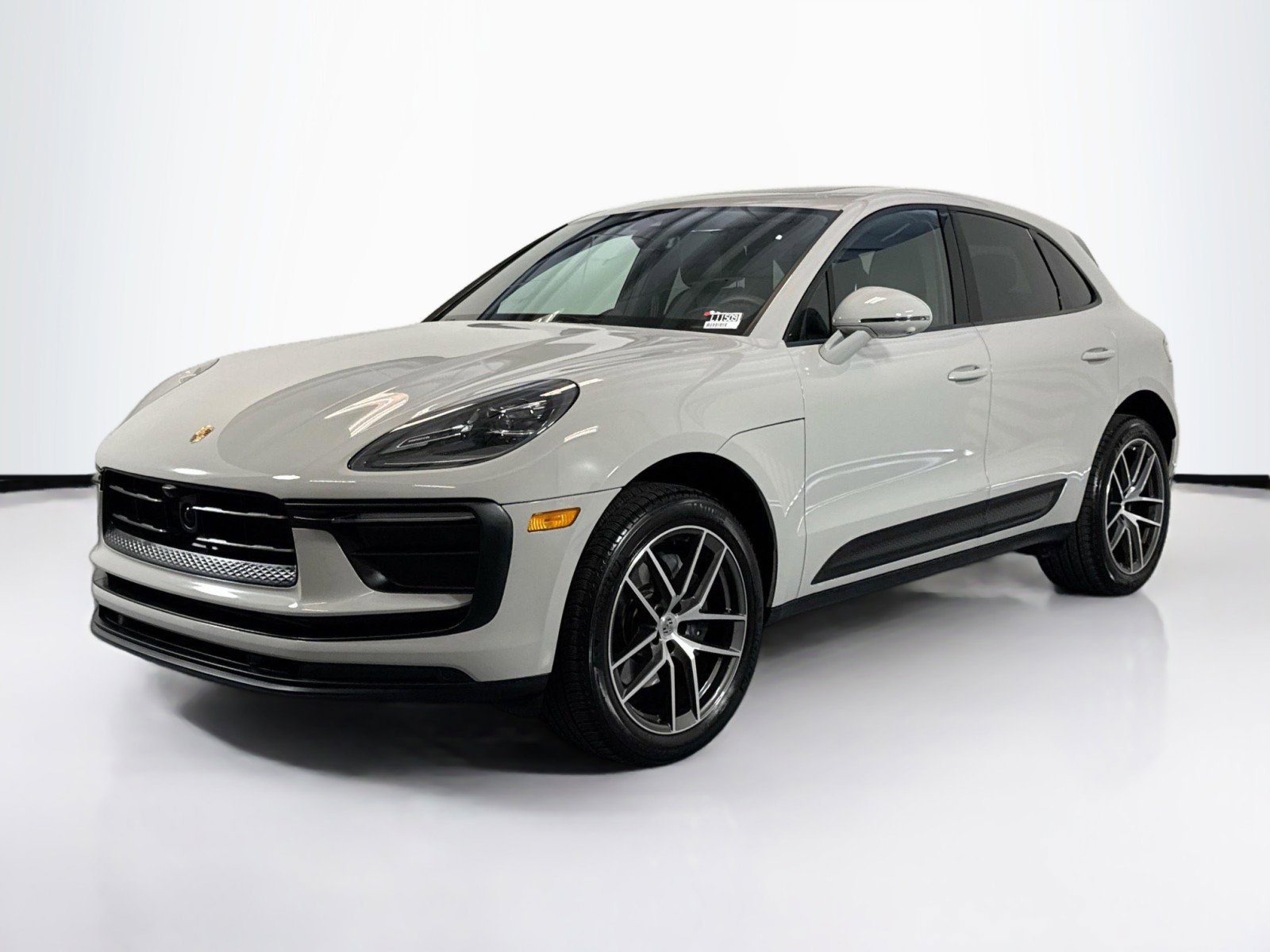 Used 2025 Porsche Macan image 1