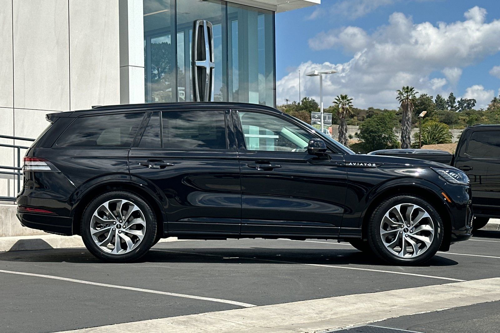 New 2026 Lincoln Aviator 2WD w/ Jet Appearance Package image 2