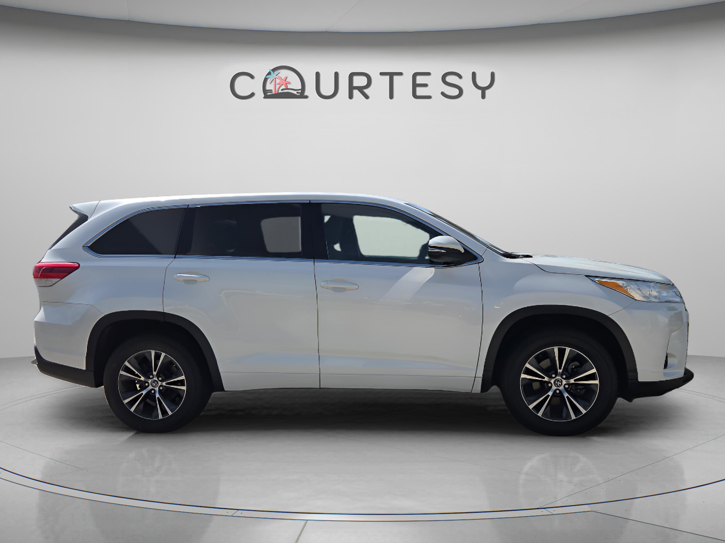 Used 2018 Toyota Highlander LE FWD image 2