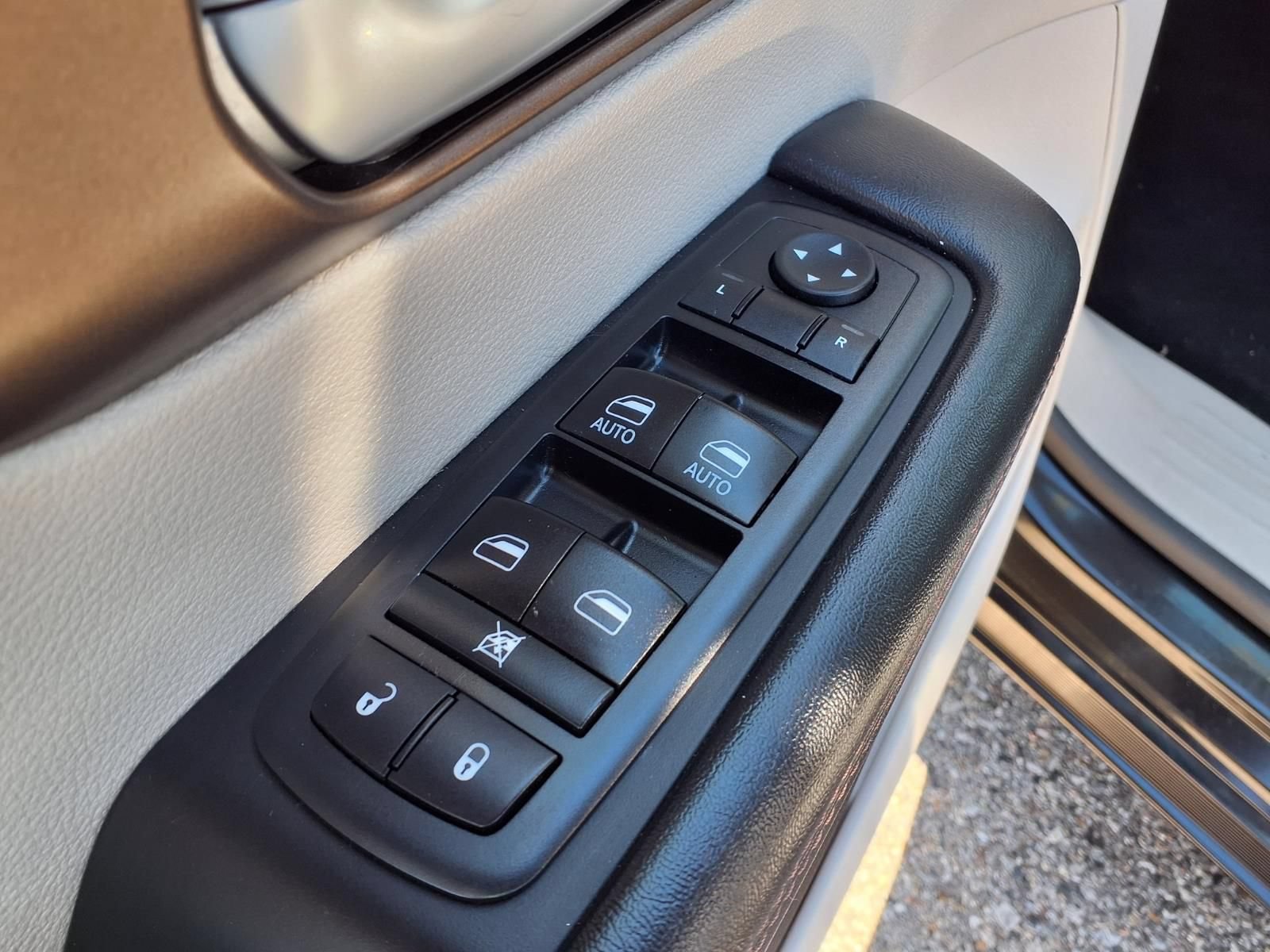 Used 2018 Chrysler Pacifica Touring-L w/ Advanced Safetytec Group FWD image 13