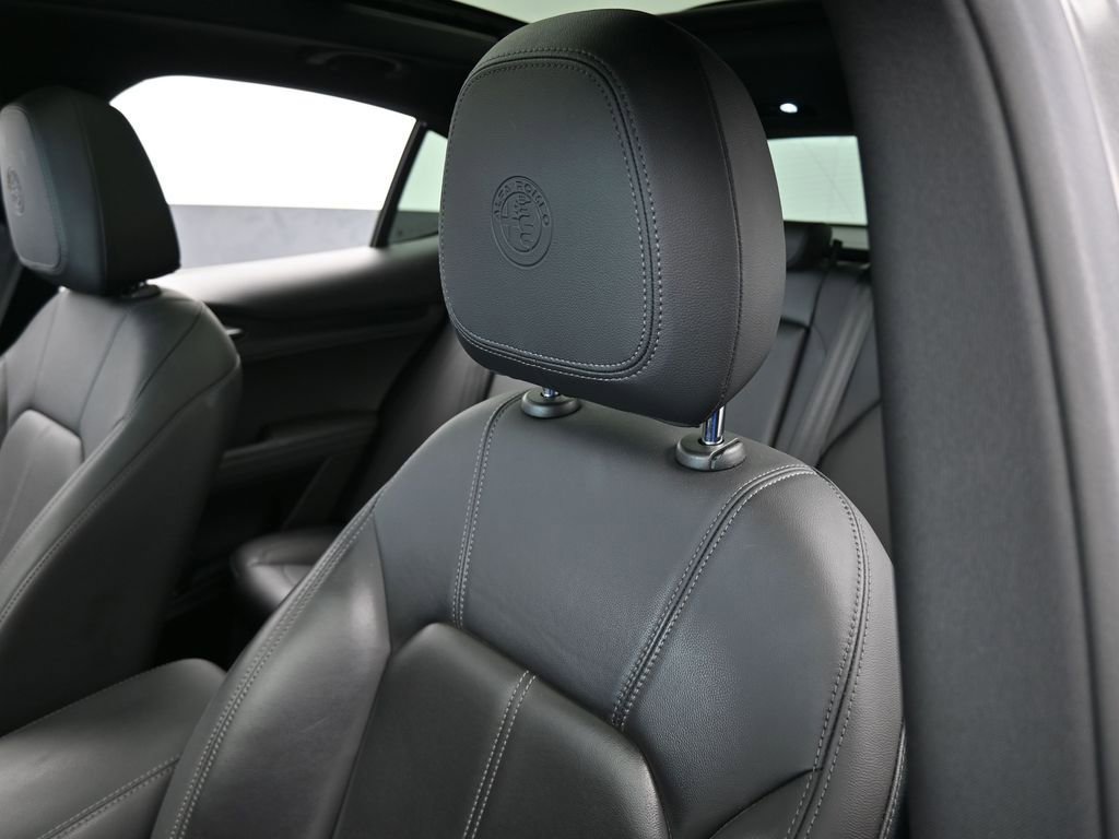 Used 2023 Alfa Romeo Stelvio Sprint image 17