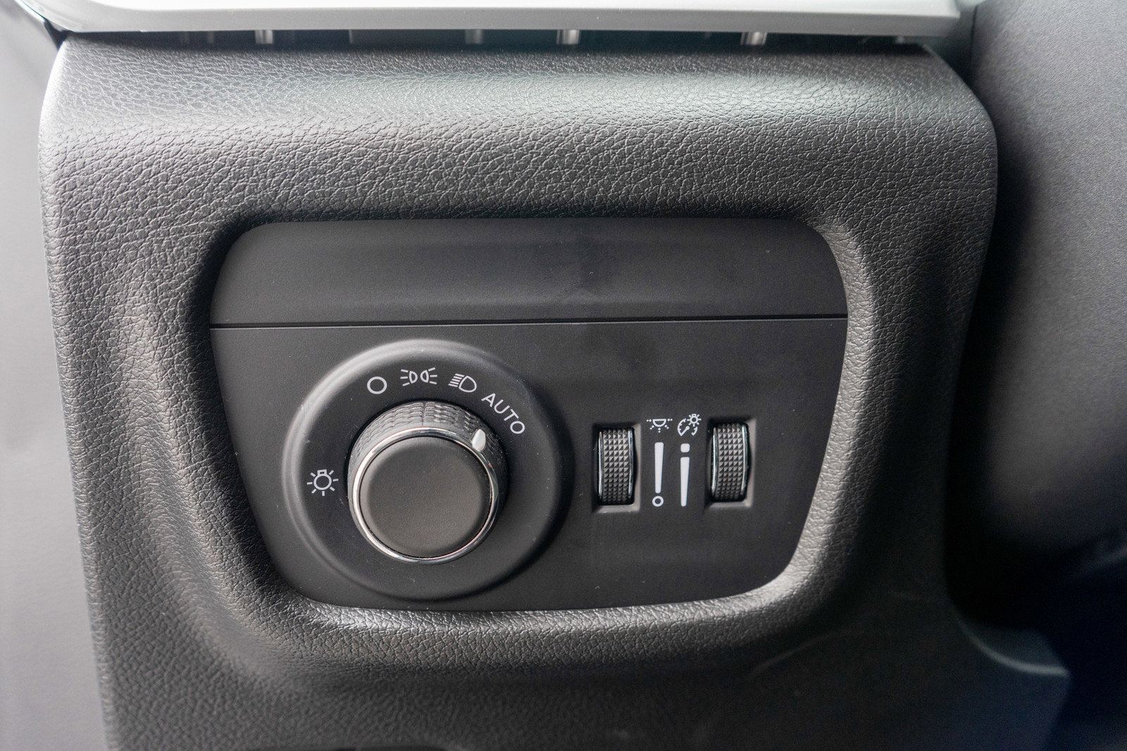 Used 2023 Jeep Grand Cherokee Altitude image 16