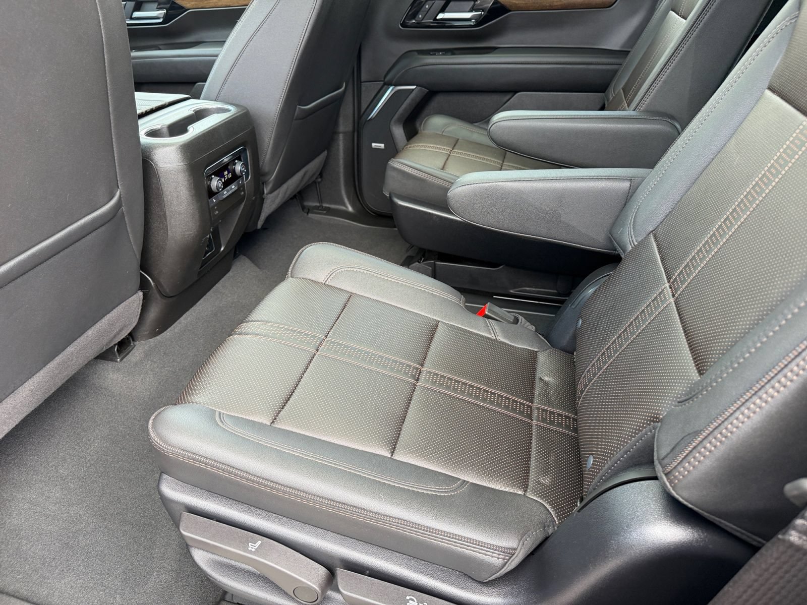 Used 2025 Chevrolet Tahoe High Country AWD/4WD image 18