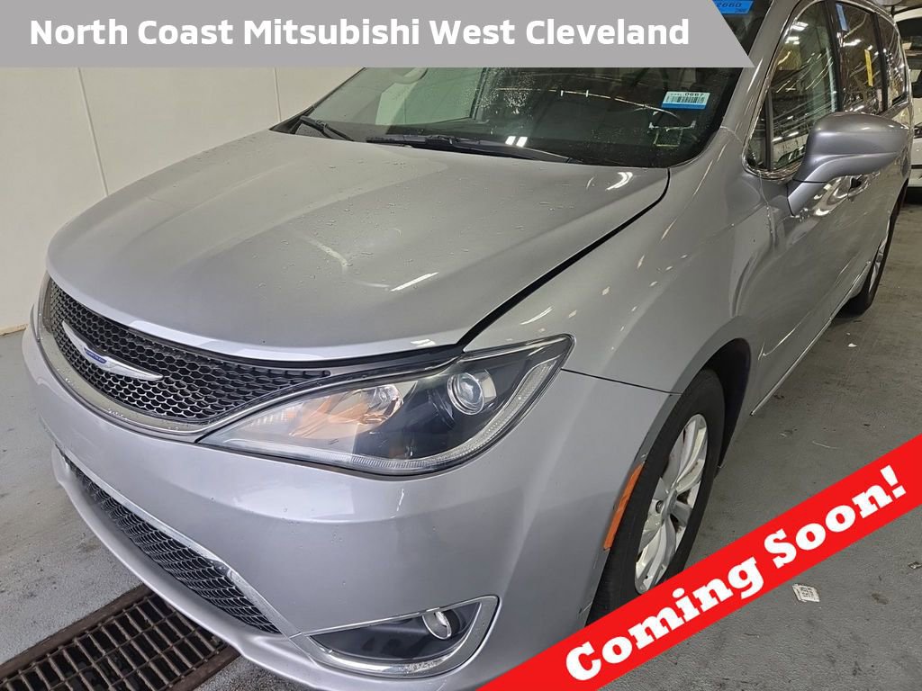 Used 2020 Chrysler Pacifica Touring-L FWD image 1