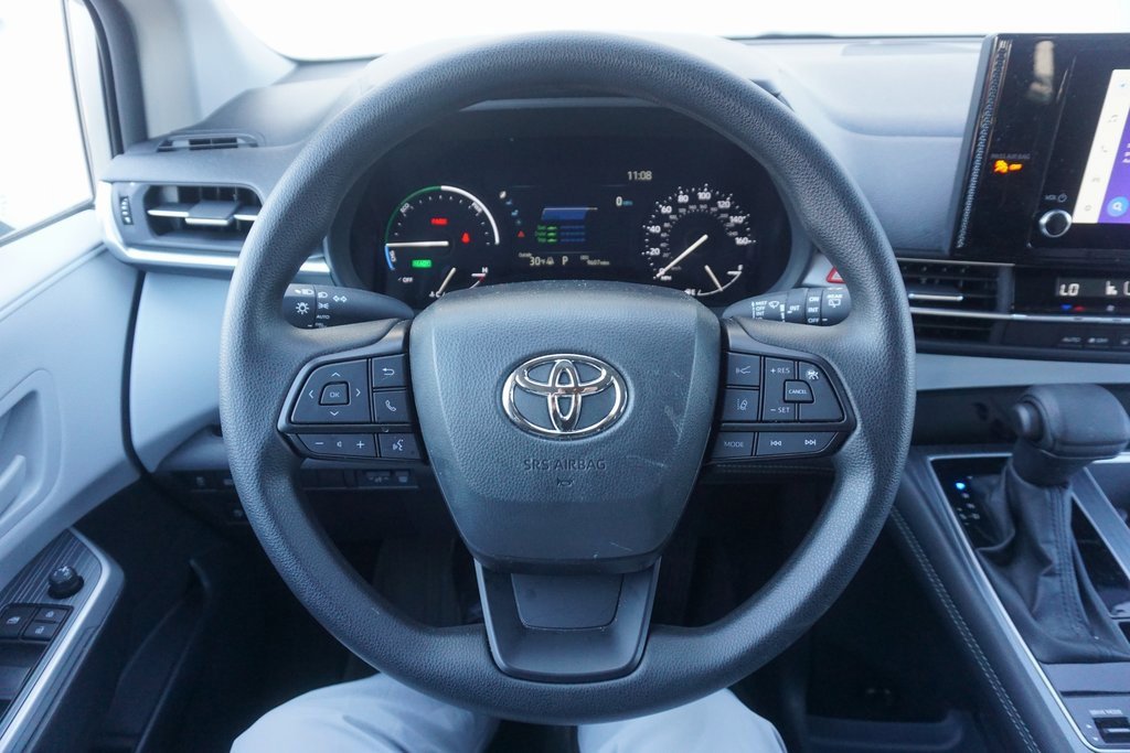 Used 2025 Toyota Sienna LE image 3