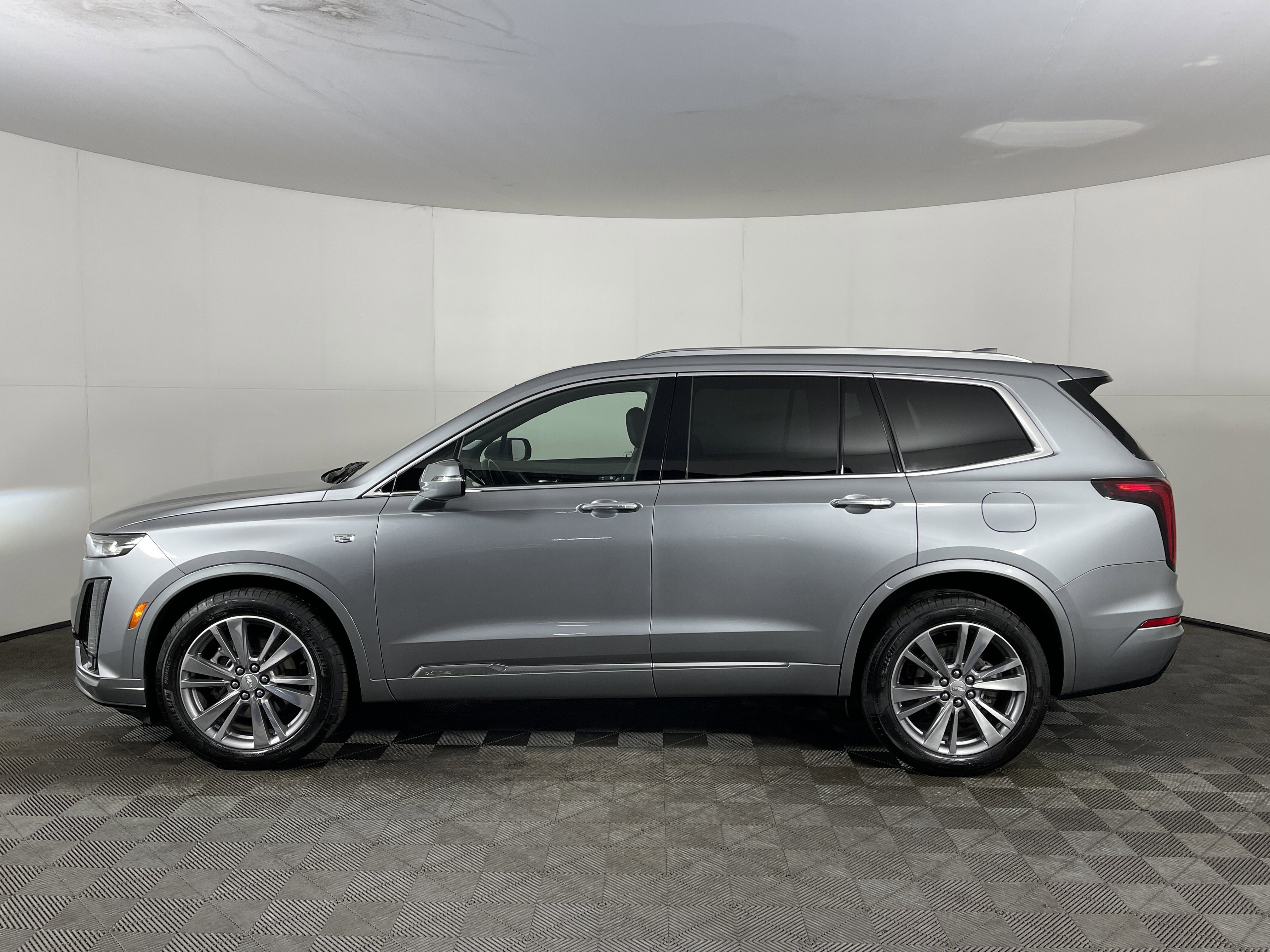 Used 2025 Cadillac XT6 Premium Luxury image 3