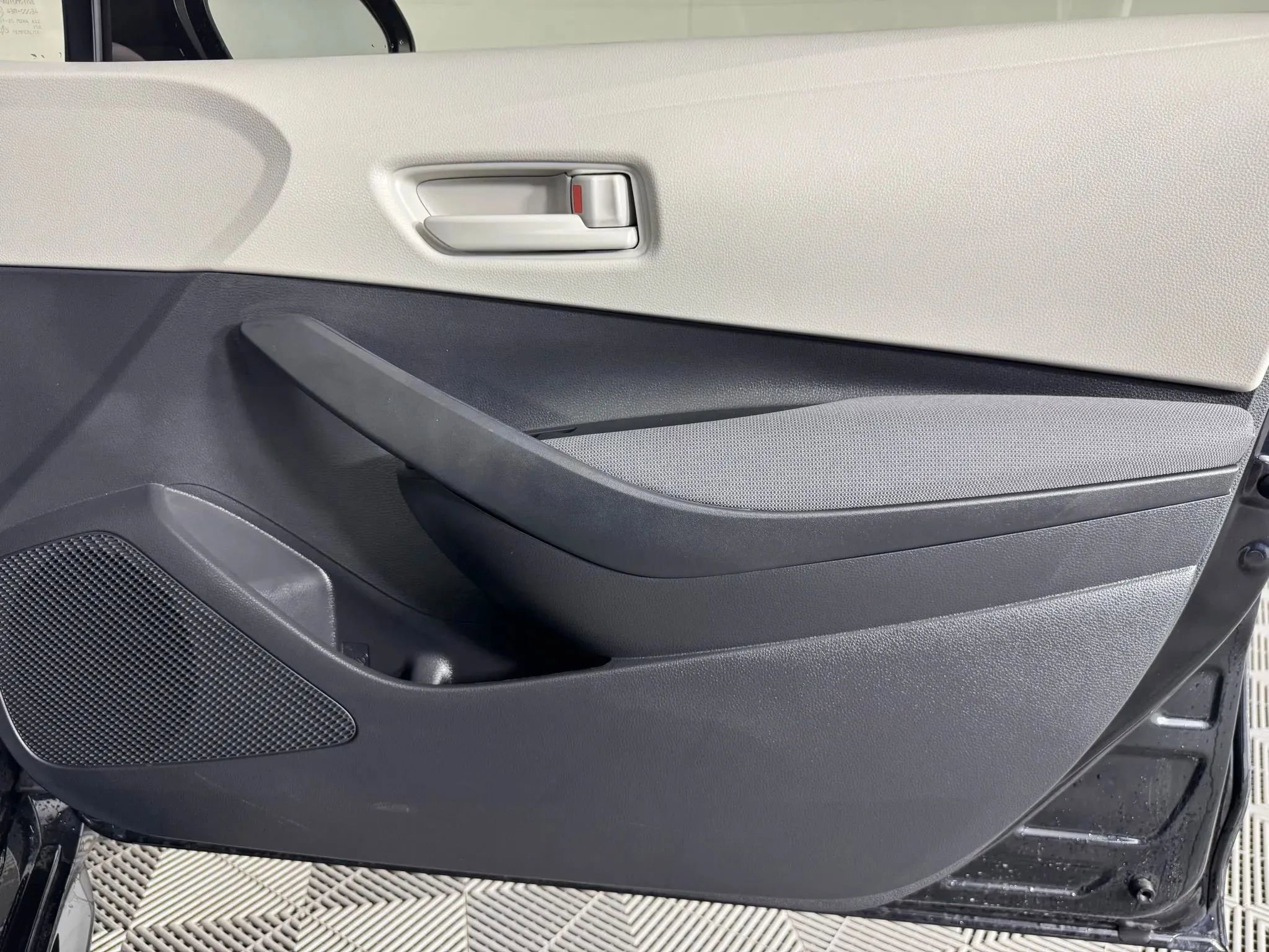 Used 2025 Toyota Corolla LE FWD image 35