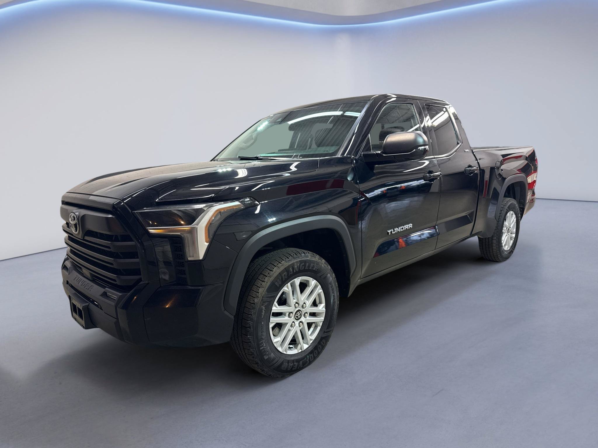 Used 2022 Toyota Tundra SR5 w/ SR5 Premium Package AWD/4WD image 3