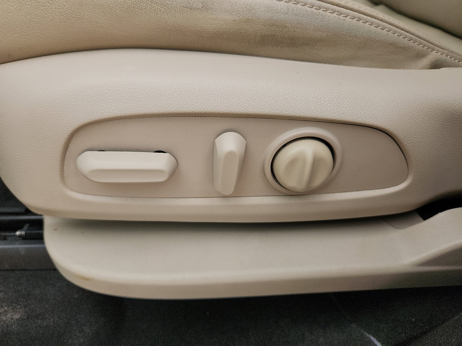 Used 2018 Buick Enclave Essence FWD image 12