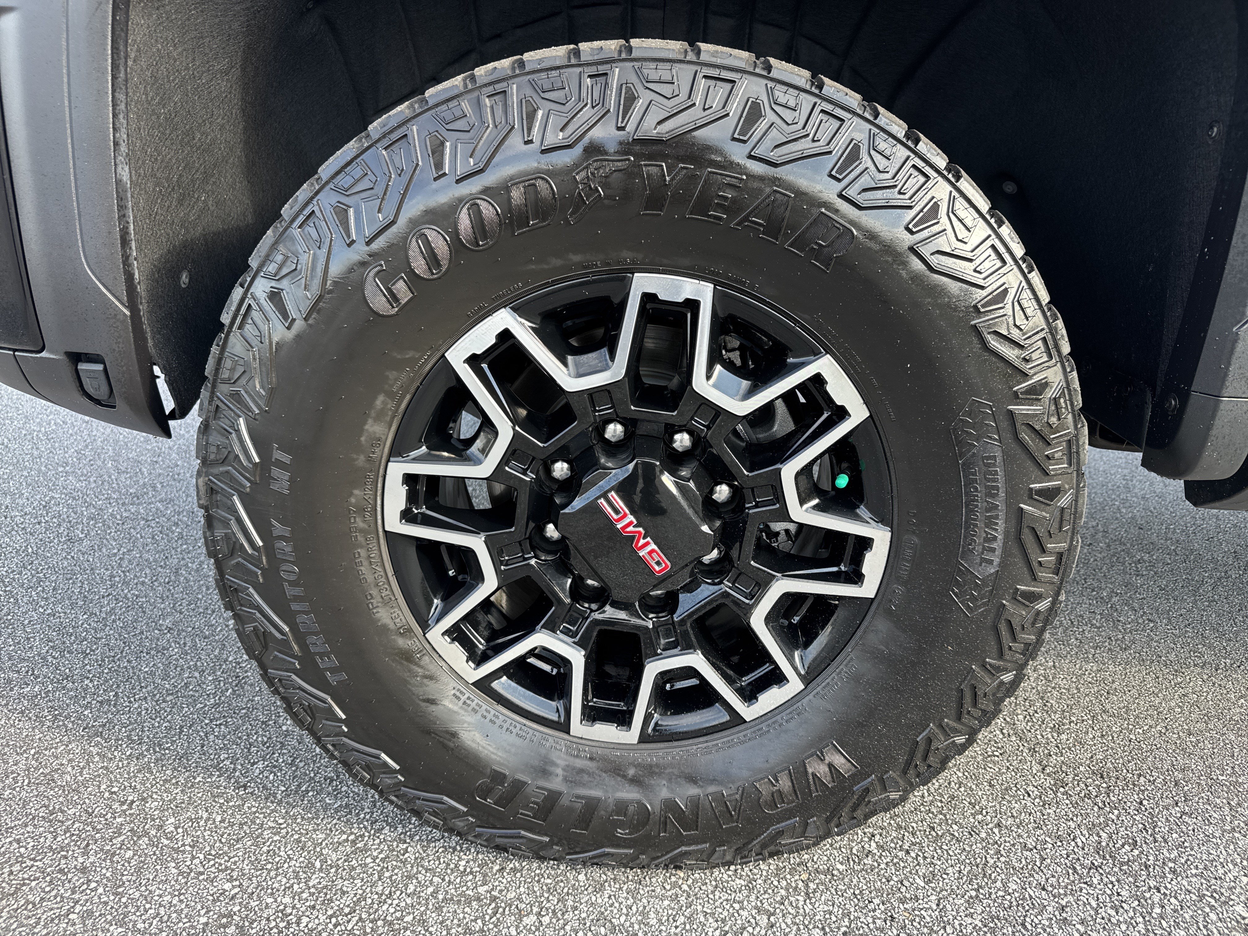 Used 2025 GMC Sierra 2500 AT4X AWD/4WD image 13