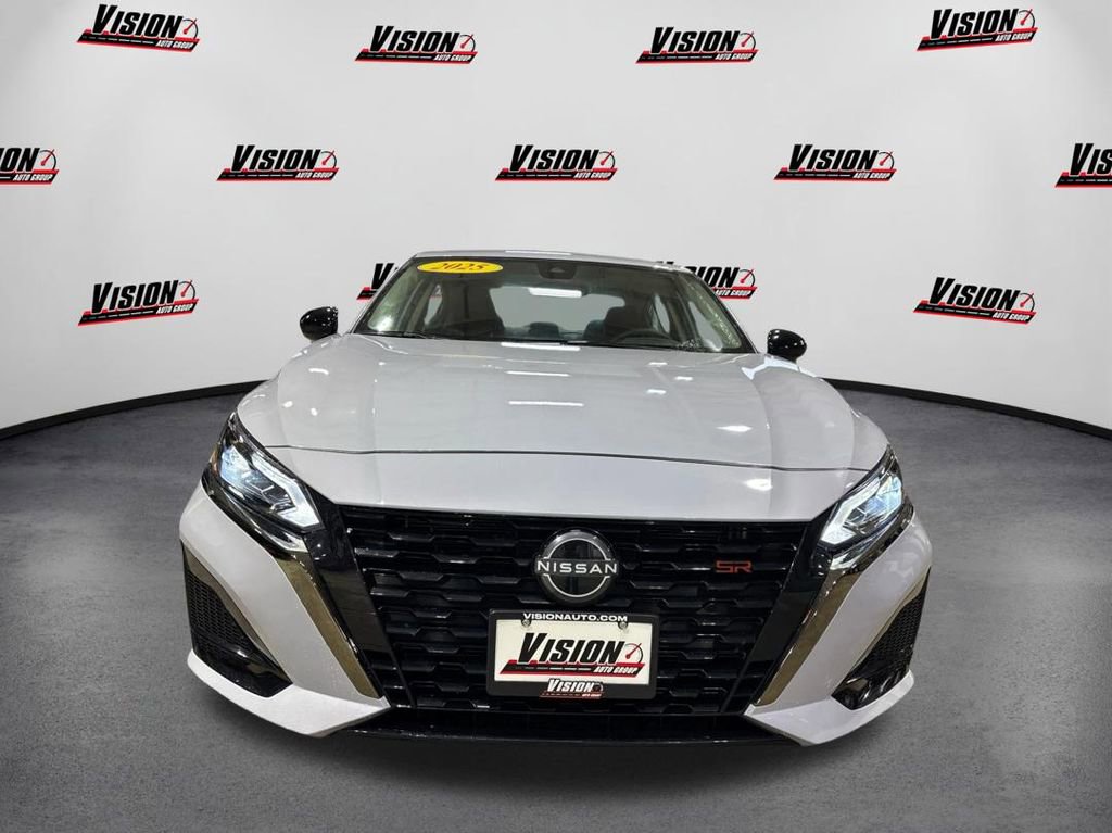 Used 2025 Nissan Altima 2.5 SR image 2