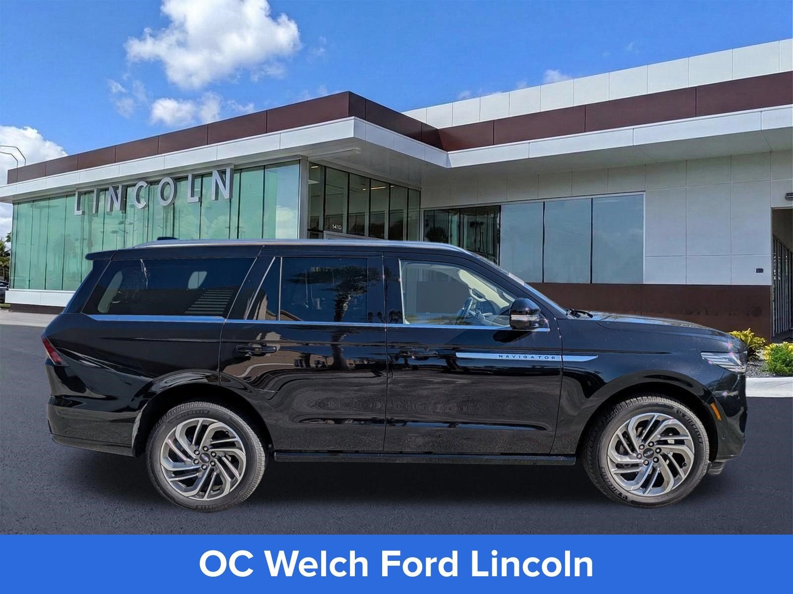 Certified 2025 Lincoln Navigator Reserve AWD/4WD image 4