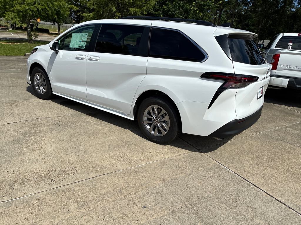 New 2026 Toyota Sienna LE FWD image 3